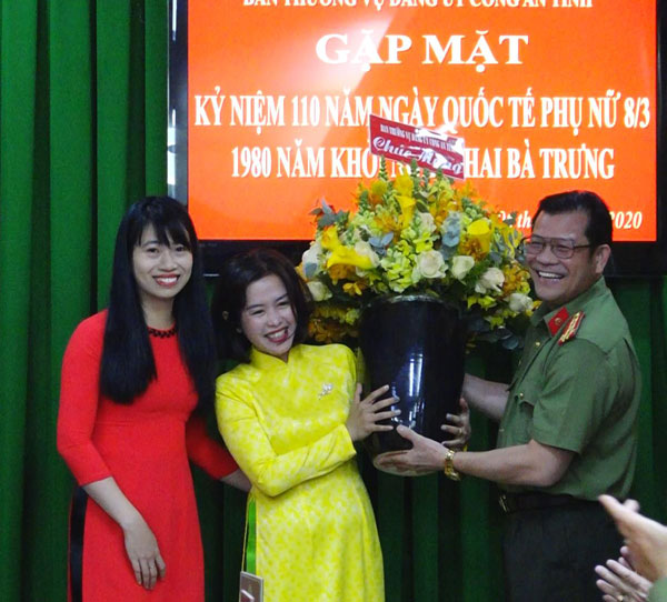 Tặng hoa Chúc mừng nhân ngày Phụ nữ Việt Nam