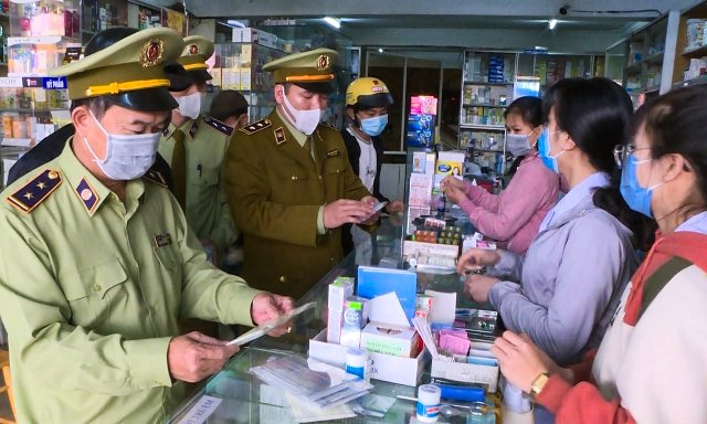 Đoàn liên ngành kiểm tra một cơ sở kinh doanh thuốc có bán khẩu trang trên địa bàn huyện Di Linh