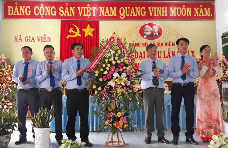 Bí thư Huyện ủy Cát Tiên Ngô Xuân Hiển tặng hoa chúc mừng Đại hội