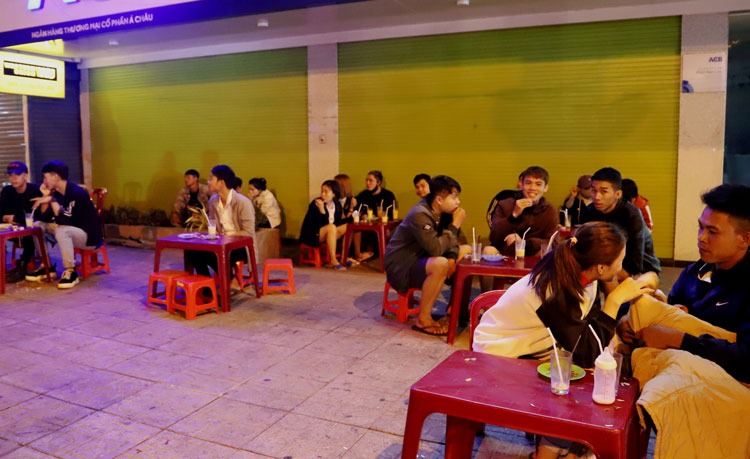 Hàng chục bạn trẻ vô tư tập trung ăn uống tại một quán trà sữa trên đường Trần Phú (thuộc địa phận Phường 1) vào tối 29/3