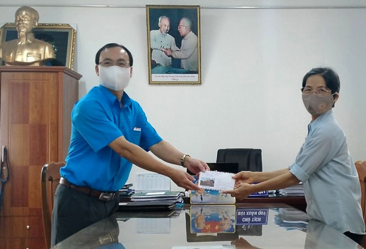 Bà Trần Thị Bích ủng hộ Quỹ phòng chống dịch Covid – 19 huyện Bảo Lâm