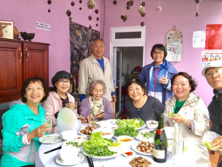Du khách đến Đà Lạt cũng mong muốn được thưởng thức những đặc trưng về cuộc sống, ẩm thực, con người Đà Lạt. Ảnh chụp năm 2019