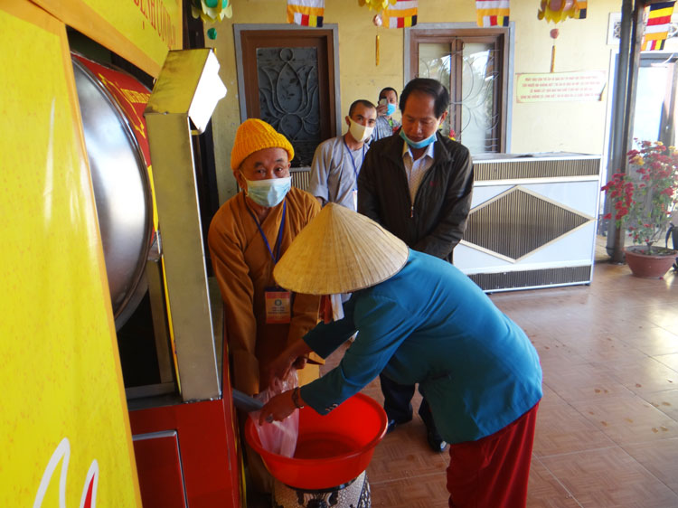 Người dân đến nhận gạo tại máy “ATM gạo” đặt tại Tổ đình Linh Quang Đà Lạt