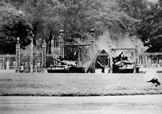 Chiếc xe tăng số hiệu 390 (giữa) thuộc Đại đội 4, Lữ đoàn tăng thiết giáp 203, Quân đoàn 2 - chiếc xe đầu tiên húc đổ cánh cổng Dinh Độc Lập lúc 11 giờ 30 phút ngày 30/4/1975 do nữ phóng viên ảnh chiến trường người Pháp Francoise Demulder chụp.