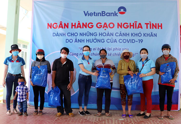 VietinBank chi nhánh Lâm Đồng tặng 1 tấn gạo cho bà con đồng bào DTTS thôn Đạ Nghịch (xã Lộc Châu, TP Bảo Lộc)