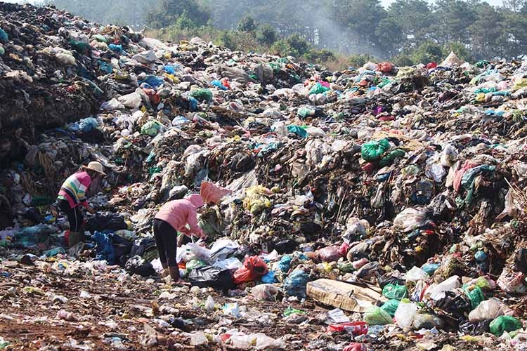 Bãi rác P’ré - Phú Hội là điểm ô nhiễm môi trường nghiêm trọng cần đóng cửa. Ảnh: Võ Lan