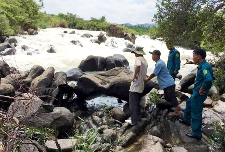 Lực lượng cứu hộ tìm kiếm nạn nhân bị nước lũ cuốn trôi tại thác Liêng Ệp