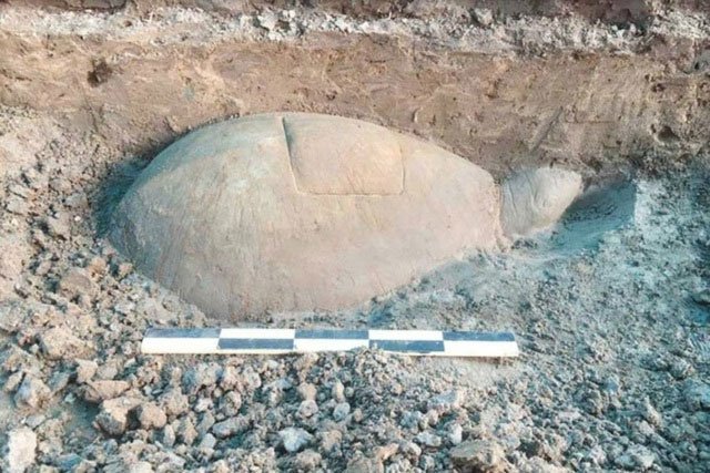 Tìm thấy pho tượng rùa dài gần một mét bằng sa thạch.