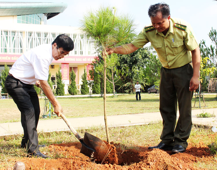 Phó Chủ tịch UBND TP Bảo Lộc Lê Trọng Tuấn (bên trái) tham gia trồng cây tại Lễ phát động Tết trồng cây đời đời nhớ ơn Bác
