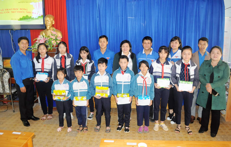 Trao quà và học bổng cho học sinh tại xã Xuân Trường
