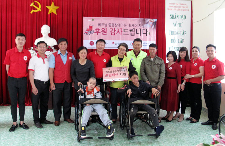 Người tình nguyện Hàn Quốc trao 43 xe lăn cho người khuyết tật