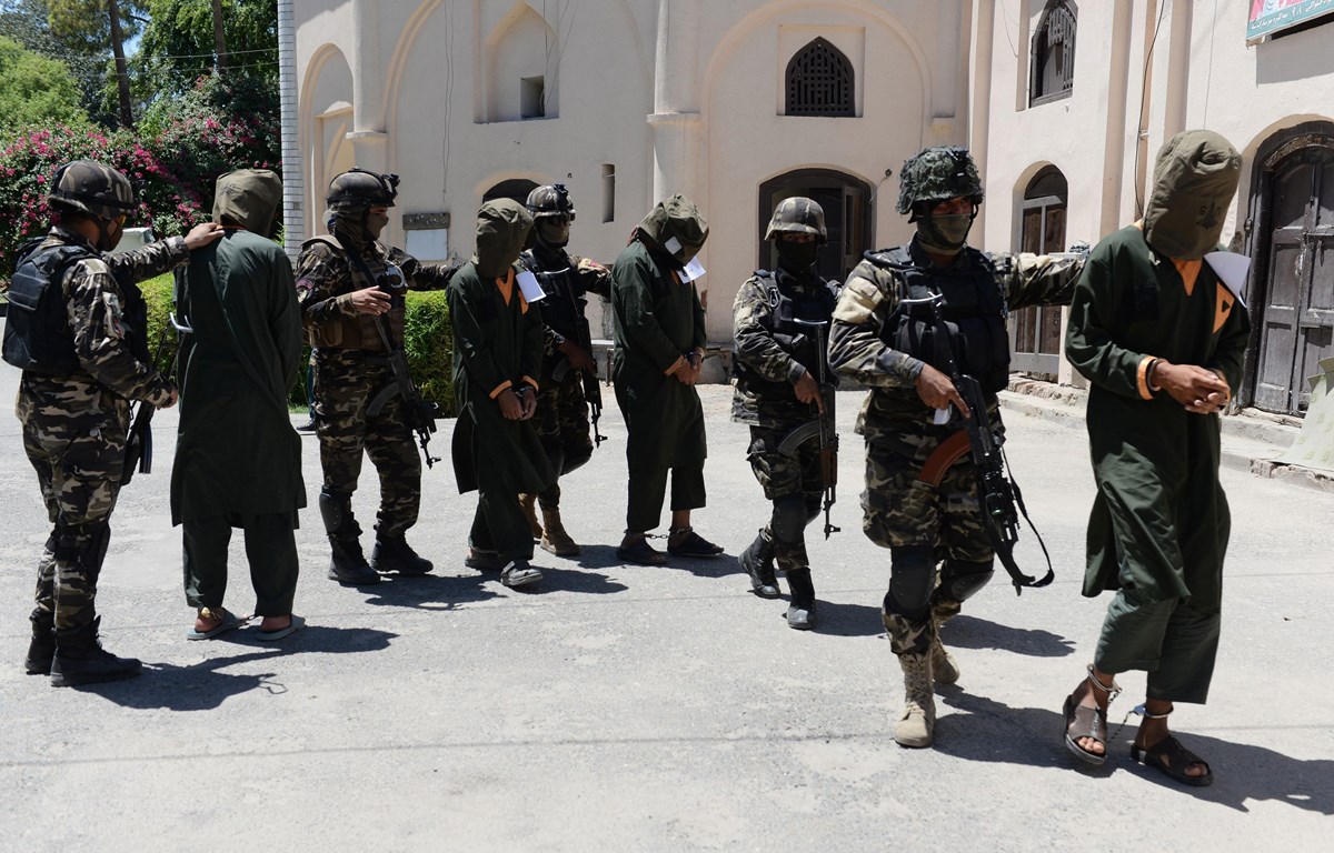 Binh sỹ Afghanistan áp giải các tay súng Taliban bị bắt giữ tại Jalalabad.