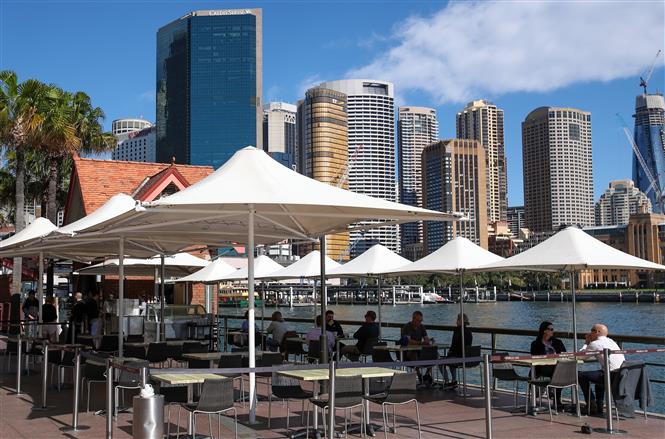 Khách hàng dùng bữa tại một nhà hàng ở Sydney, Australia, ngày 20/5/2020