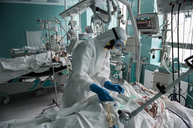 Nhân viên y tế chăm sóc bệnh nhân mắc COVID-19 tại một bệnh viện ở Moskva, Nga ngày 14/5/2020