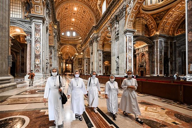 Các nữ tu sĩ tại Nhà thờ Thánh Peter tại Tòa thánh Vatican ngày 18/5/2020