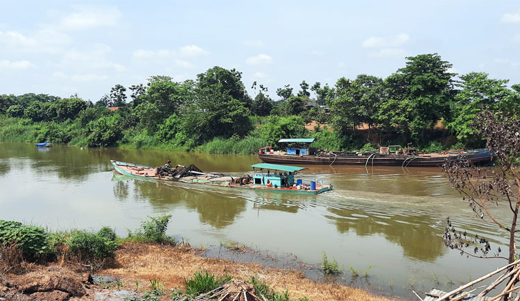Sông Đồng Nai thường xuyên sạt lở do tình trạng khai thác cát vi phạm quy định. Ảnh chụp ngày 22/5    