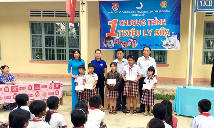 Huyện Đoàn Đạ Tẻh và Hội Đồng đội huyện trao học bổng cho các em học sinh nghèo vượt khó