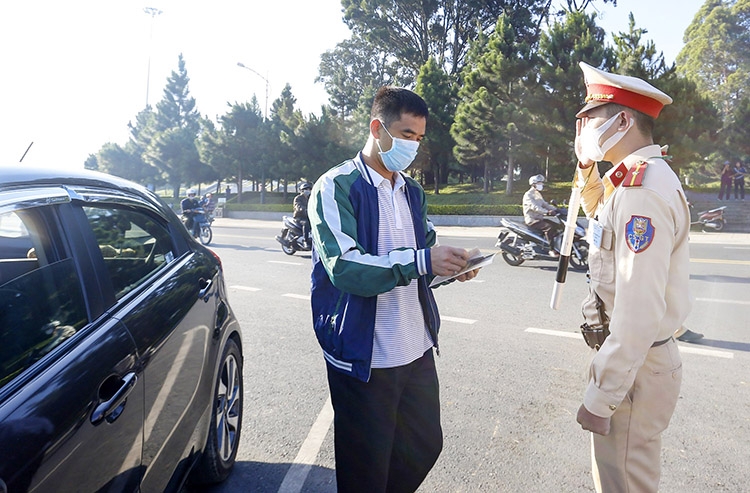Đội CSGT-TT Công an TP Đà Lạt kiểm tra giấy đăng ký xe, giấy phép lái xe... các tài xế trên đường Trần Quốc Toản