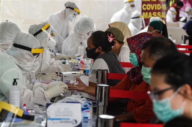 Nhân viên y tế lấy mẫu xét nghiệm COVID-19 cho người dân tại Nam Tangerang, Indonesia ngày 14/5/2020