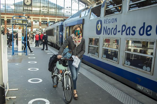 Người dân đeo khẩu trang phòng lây nhiễm COVID-19 tại nhà ga tàu hỏa ở Lille, Pháp ngày 14/5/2020