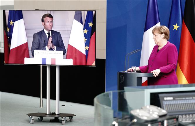Tổng thống Pháp Emmanuel Macron (trái) và Thủ tướng Đức Angela Merkel (phải) tại cuộc họp báo trực tuyến ngày 18/5/2020