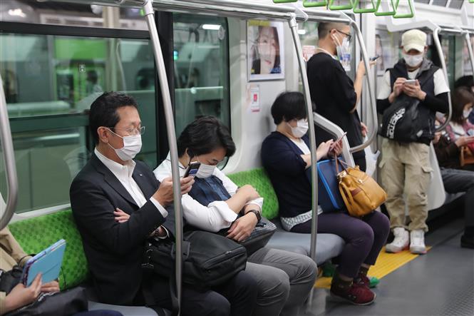 Người dân đeo khẩu trang phòng lây nhiễm COVID-19 trên tàu hỏa tại Tokyo, Nhật Bản ngày 25/5/2020