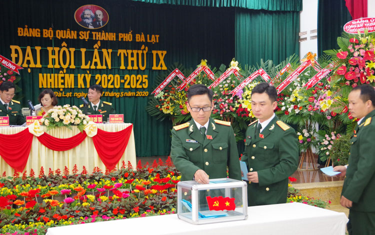 Các đại biểu bỏ phiếu bầu Ban Chấp hành Đảng bộ Quân sự thành phố Đà Lạt nhiệm kỳ 2020 – 2025