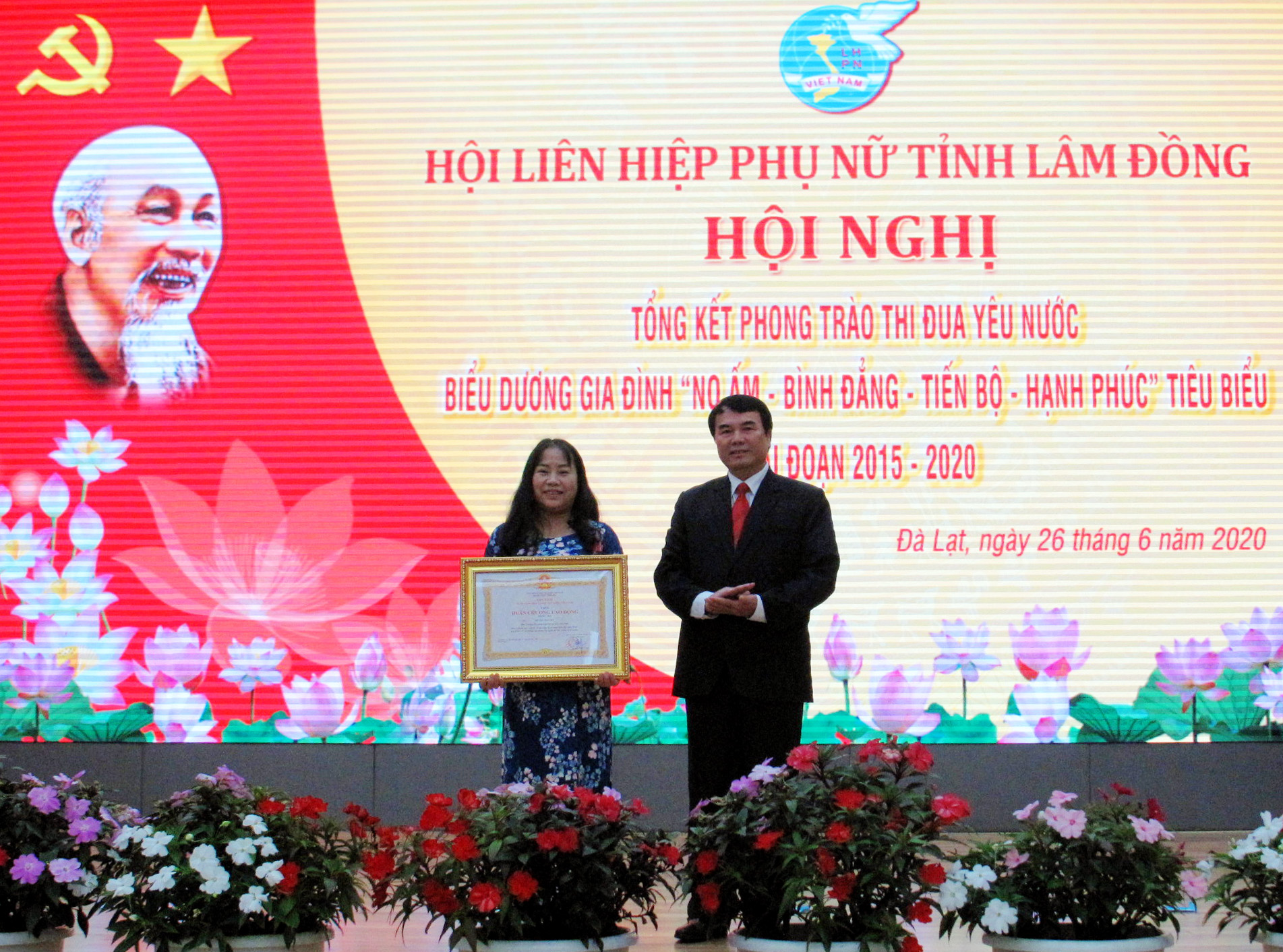 Trao Huân chương Lao động hạng Ba cho bà Hồ Thu Nguyệt - Phó Chủ tịch Hội LHPN Lâm Đồng