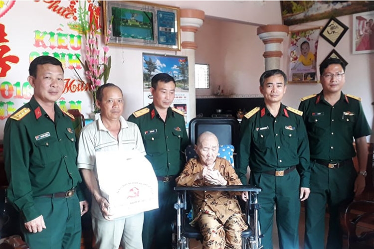 Bộ Chỉ huy Quân sự tỉnh Lâm Đồng tặng quà Mẹ Việt Nam Anh hùng Trần Thị Hữu