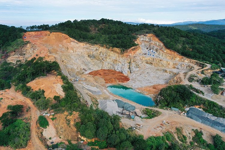 Việc khai thác đá tại khu vực núi Du Sinh (TP Đà Lạt), đã tác động xấu đến cảnh quan môi trường
