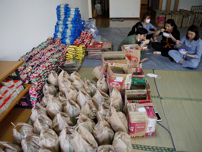 Người Việt ăn trưa tại chùa sau khi chuẩn bị hàng từ thiện giúp đồng hương tại Nhật