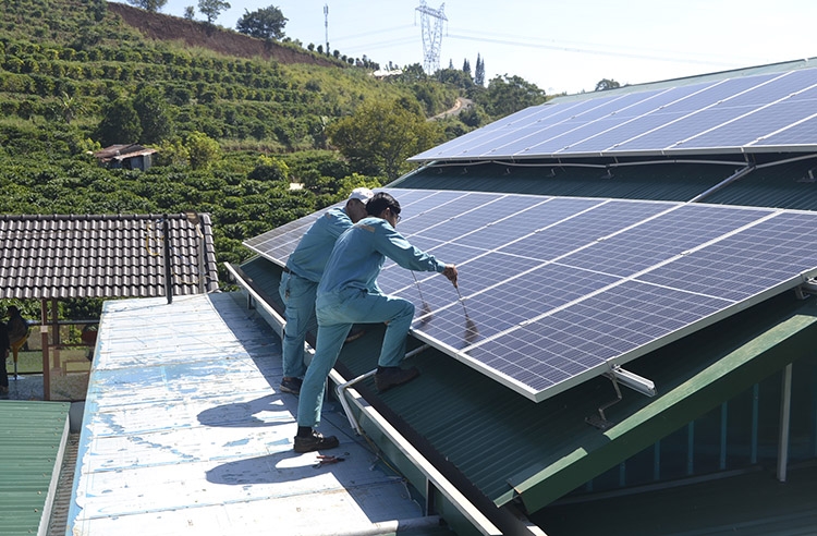 Kiểm tra hệ thống điện năng lượng mặt trời áp mái tại Đạm Ri, Bảo Lộc
