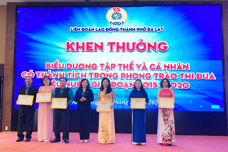 Đồng chí Phạm Thị Lệ Dung - Phó Chủ tịch LĐLĐ tỉnh, trao giấy khen cho các tập thể đạt thành tích xuất sắc trong các phong trào thi đua giai đoạn 2015 - 2020 do LĐLĐ TP Đà Lạt phát động