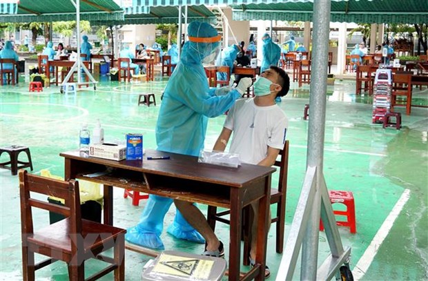 Lấy mẫu sinh phẩm cho người dân vùng có nguy cơ cao tại Đà Nẵng để xét nghiệm SARS-CoV-2