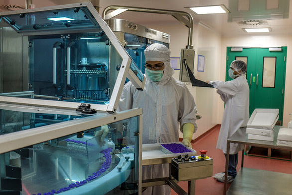 Một dây chuyền sản xuất vắcxin COVID-19 ở Viện Serum của Ấn Độ tại thành phố Pune, bang Maharshtra, Ấn Độ