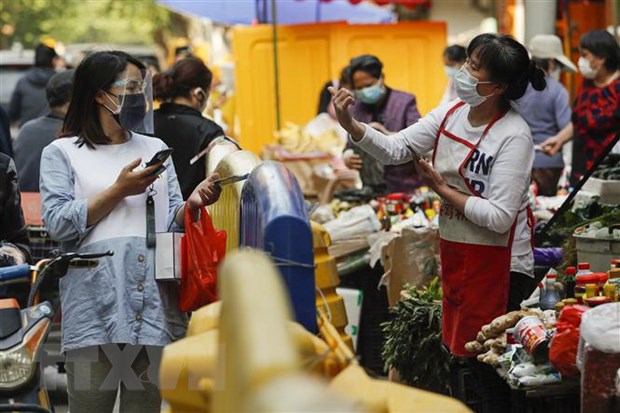 Người dân mua sắm tại một khu chợ tại Vũ Hán, Trung Quốc
