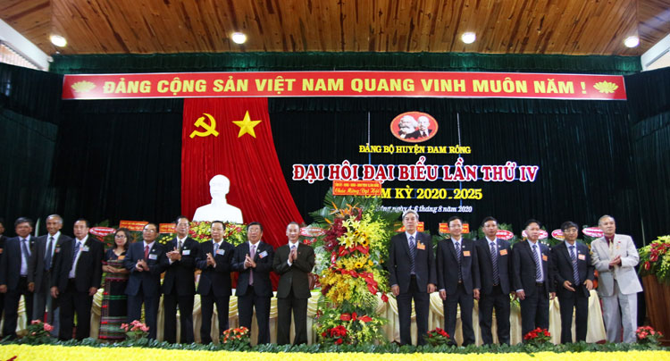 Đồng chí Trần Văn Hiệp – Phó Bí thư Tỉnh ủy Lâm Đồng tặng hoa chúc mừng Đại hội