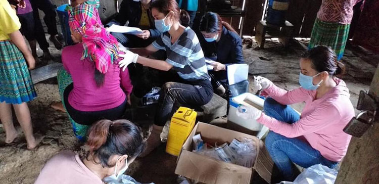 Ngành y tế huyện Đam Rông triển khai tiêm bổ sung vắc xin uốn ván - bạch hầu cho người dân ở các tiểu khu 179, 181, Đạ Mbo, Tây Sơn thuộc xã Liêng Sronh. Ảnh: TTYT Đam Rông