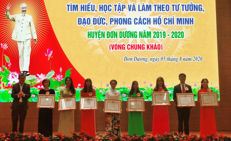 Đồng chí Đinh Ngọc Hùng - Bí thư Huyện ủy Đơn Dương trao giải cho các thí sinh tham gia hội thi