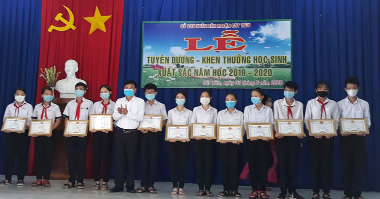 Lãnh đạo huyện Cát Tiên trao tặng giấy khen cho các em học sinh xuất sắc