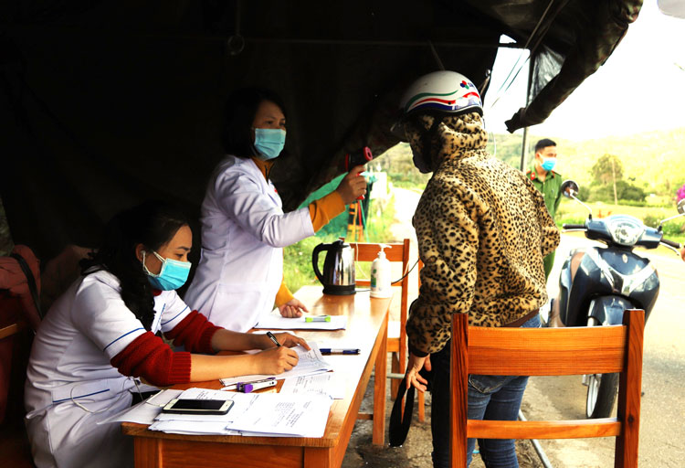 Chốt kiểm soát dịch bệnh Covid-19 tại xã Đa Nhim, huyện Lạc Dương