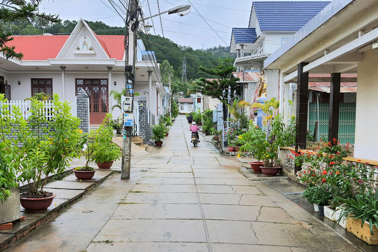 Đường thôn ở khu dân cư xã Lạc Lâm được Nhân dân đóng góp tiền xây dựng khang trang