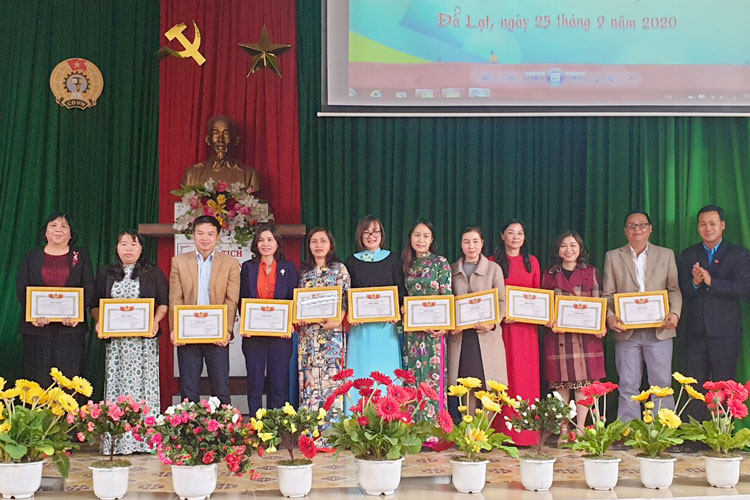 Đồng chí Nguyễn Thanh Tuấn - Chủ tịch LĐLĐ TP Đà Lạt trao giấy khen cho các CĐCS hoàn thành xuất sắc nhiệm vụ