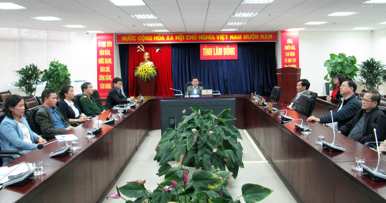 Phó Chủ tịch UBND tỉnh Phan Văn Đa cùng các đại biểu tại điểm cầu tỉnh Lâm Đồng tham dự lễ khánh thành kết nối 1.000 cơ sở y tế khám chữa bệnh từ xa