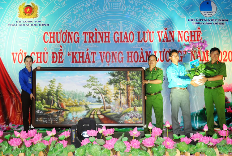 Viện Nghiên cứu Thanh niên Trung ương Đoàn và Hội LHTN Việt Nam tỉnh Lâm Đồng tặng quà cho Trại giam Đại bình