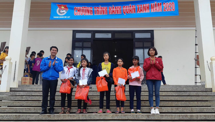 Ban Chấp hành Đoàn TP Đà Lạt trao quà cho các em thiếu niên, nhi đồng có hoàn cảnh khó khăn trên địa bàn xã Tà Nung