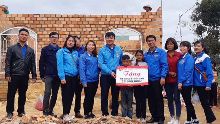 Hỗ trợ 25 triệu đồng để xây dựng nhà tình bạn cho gia đình em Liêng Jrang K’Minh 
