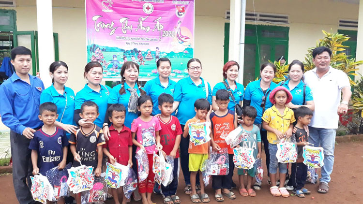 Hơn 800 suất quà đến với trẻ em nghèo Cát Tiên