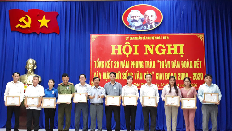 Phó Bí thư Thường trực Huyện ủy Cát Tiên Dương Hùng Cường trao giấy khen cho các tập thể