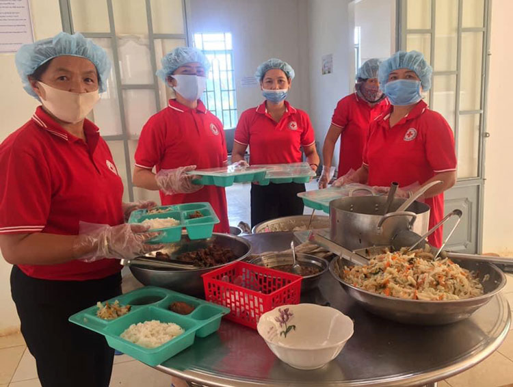 Các tình nguyện viên Chữ thập đỏ tham gia nấu tại Bếp ăn tình thương Di Linh phục vụ bệnh nhân nghèo